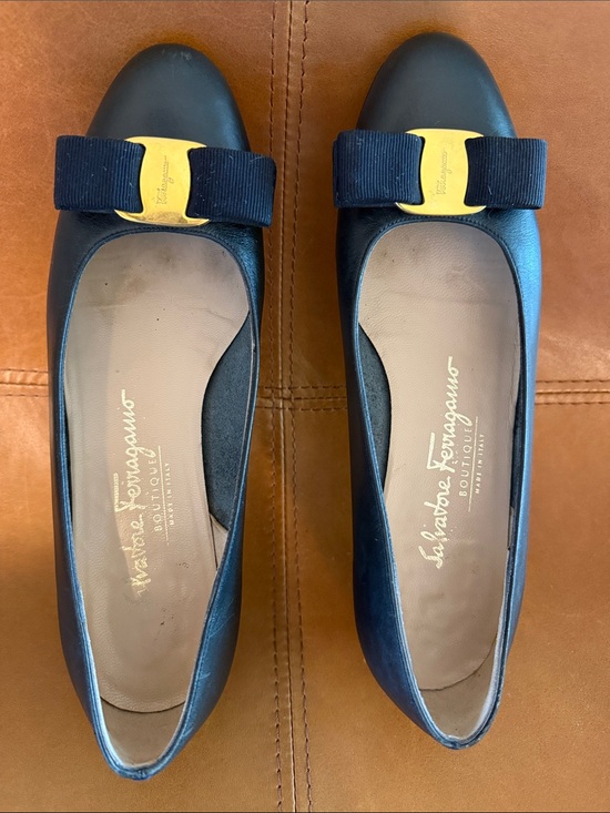 Salvatore Ferragamo Shoes - vintage Salvatore Ferragamo Vara pumps in navy leather Sz 6C